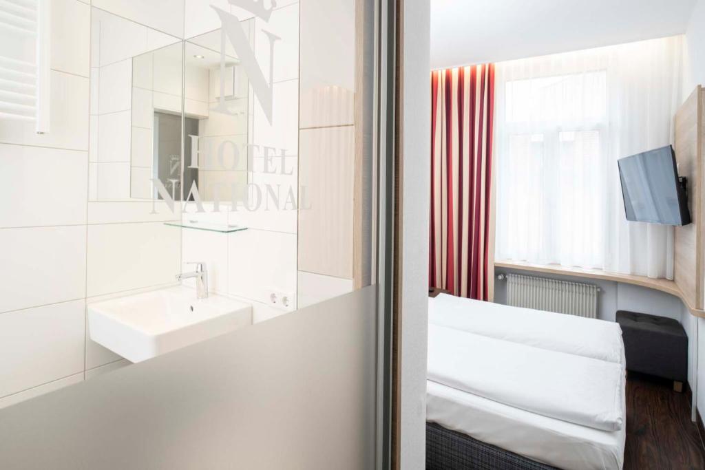 Hotel National - Temel Çift Kişilik Oda