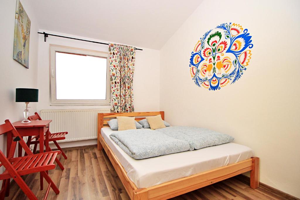 sypialnia z łóżkiem, stołem i oknem w obiekcie Hostel Cinnamon w Krakowie