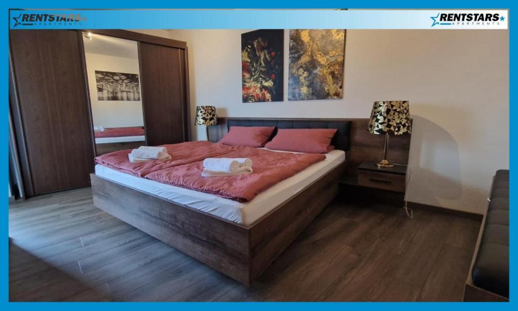 1 dormitorio con 1 cama grande con sábanas rojas en Hafenperle Ferienwohnung am Alten Stadthafen in Oldenburg - Zentrale City Lage, en Oldenburg