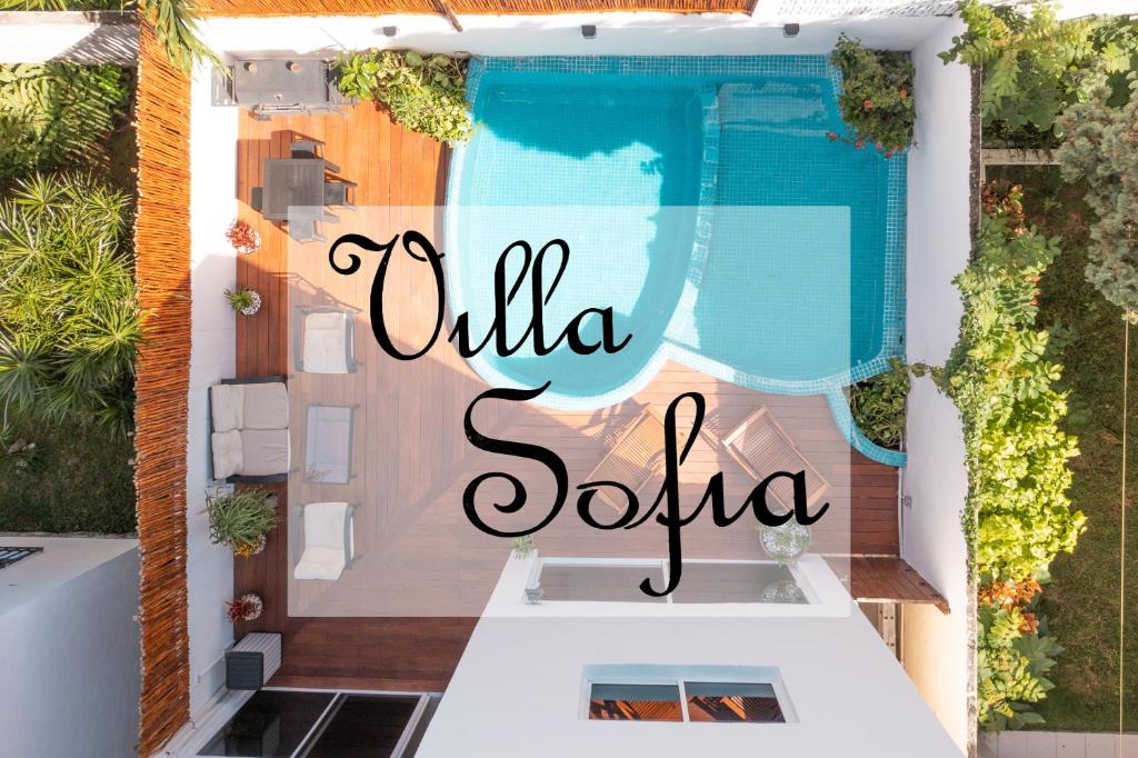 um sinal para uma villa com piscina em Villa Sofía Holiday Accommodation em Cancún