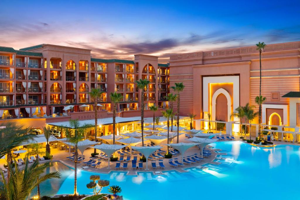 una vista aérea de un complejo con una gran piscina en Savoy Le Grand Hotel Marrakech, en Marrakech