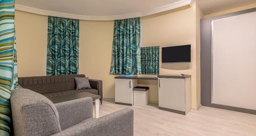 TV a/nebo společenská místnost v ubytování MERYAM SÜİT DELUXE