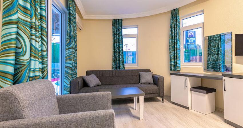 TV a/nebo společenská místnost v ubytování MERYAM SÜİT DELUXE