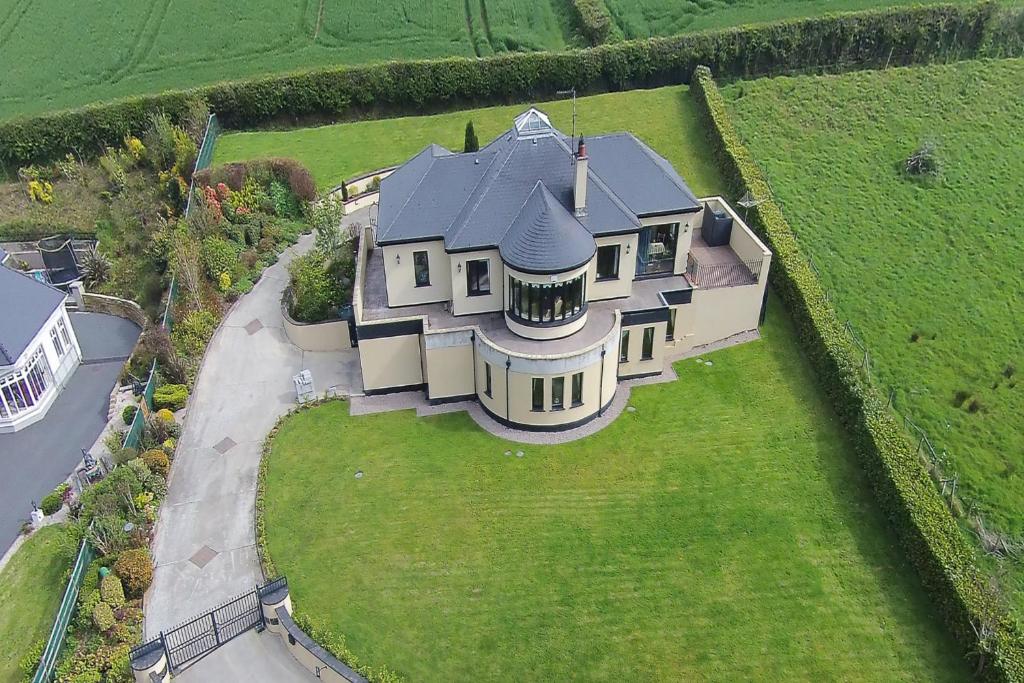 an aerial view of a large house on a yard at An Boreen in Speenoge