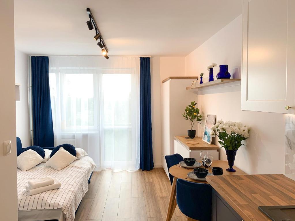 een keuken en een woonkamer met een bank en een tafel bij Healthy Life Apartment in Warschau