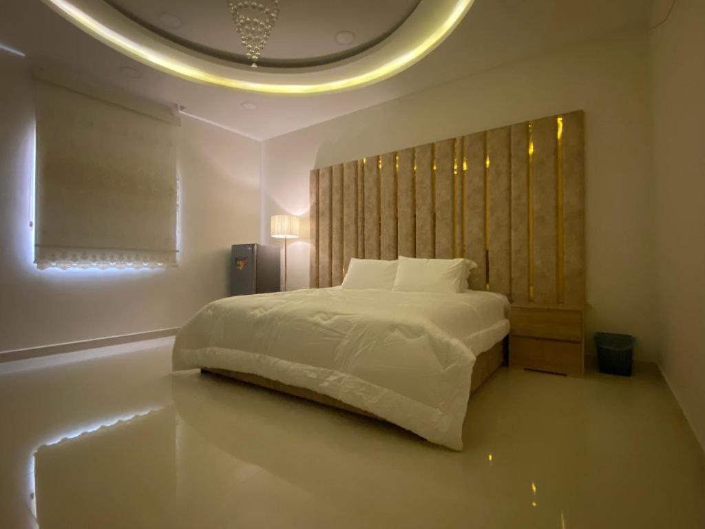 una camera con letto bianco e soffitto rotondo di التوفيق للوحدات السكنية T1 a Al Ahsa