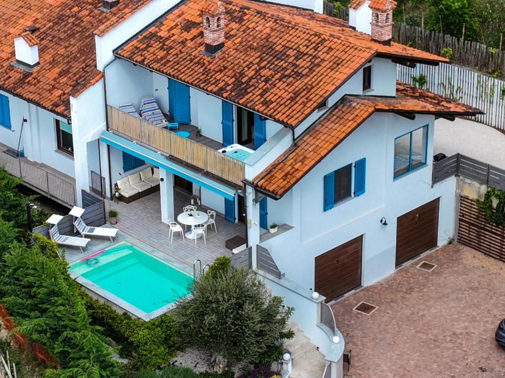 Vista sulla piscina di Villa Monforte Barolo with private pool - LANGHE EXPERIENCE o su una piscina nei dintorni
