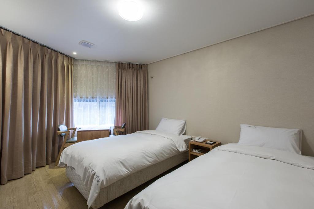 Postel nebo postele na pokoji v ubytování Elin Hotel