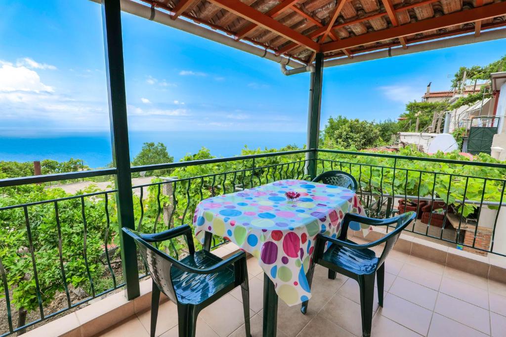 a table and chairs on a balcony with a view of the ocean at Gurra room's in Lukovë