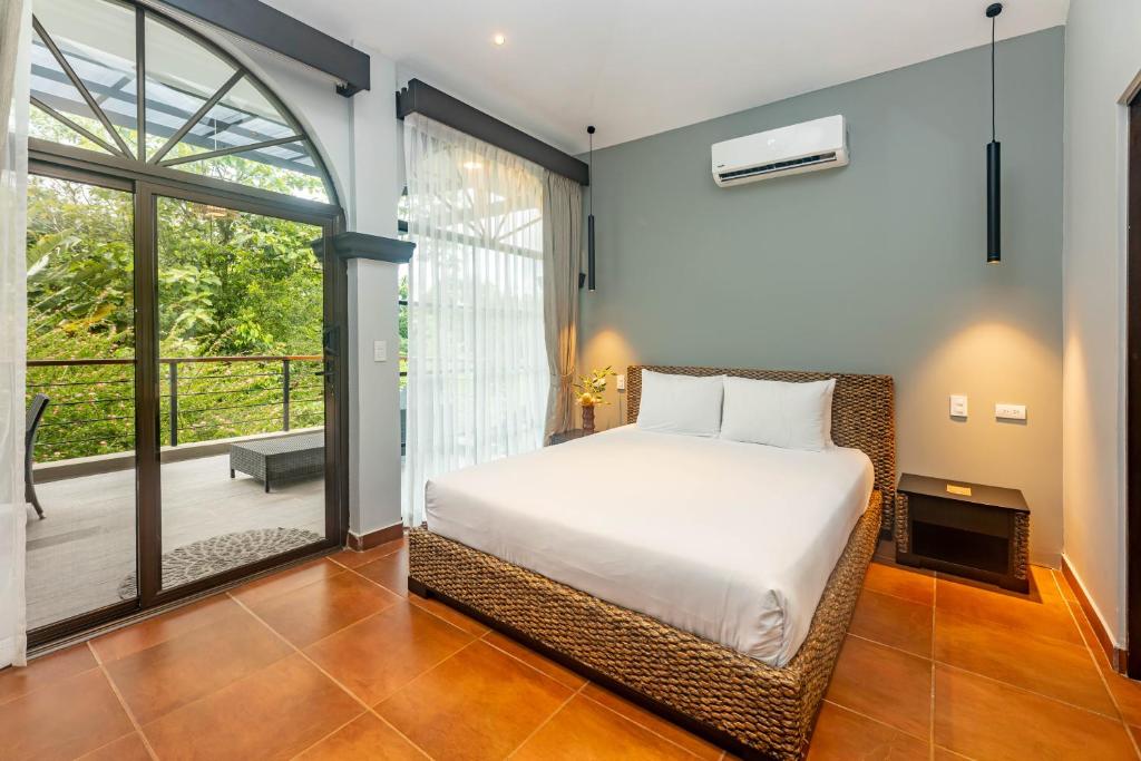 Postel nebo postele na pokoji v ubytování Tifakara Boutique Hotel & Birding Oasis