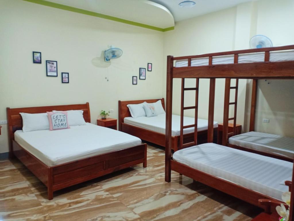 藩郎的住宿－Đức Chính Hotel - Ninh Chu - Phan Rang，一间客房内配有两张双层床的房间