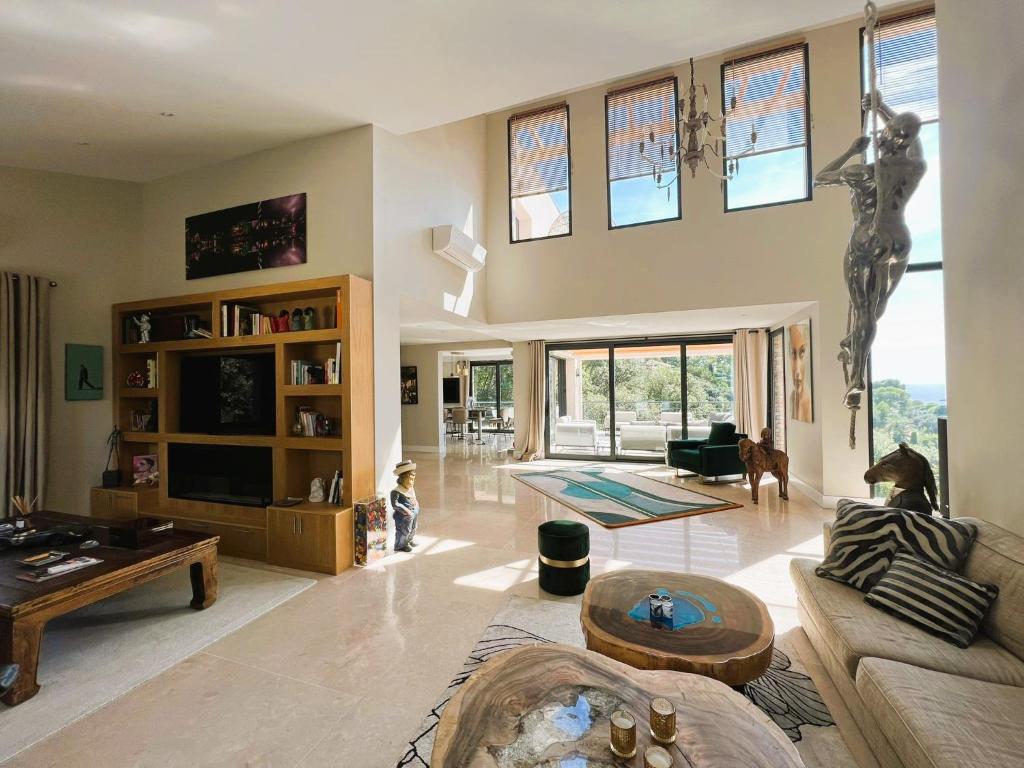 un salon avec un canapé et une table dans l'établissement Enjoy by MV Gallery Collection, à Cannes