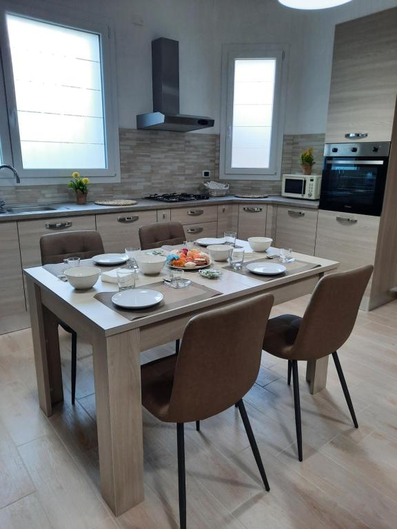 - une cuisine avec une table avec des bols et des assiettes dans l'établissement Holiday Home Dolia Center, à Dolianova