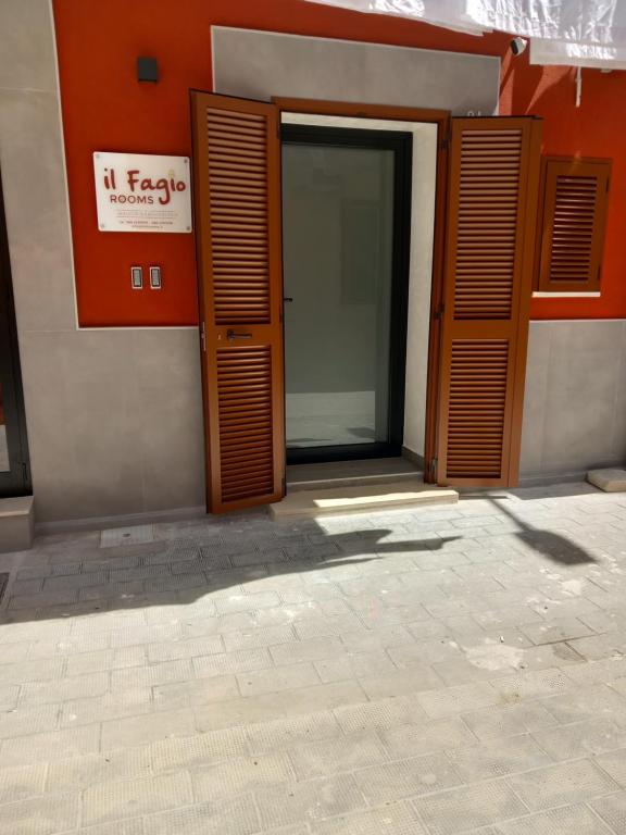 einen Eingang zu einem Gebäude mit offener Tür in der Unterkunft IL Fagio rooms in Margherita di Savoia