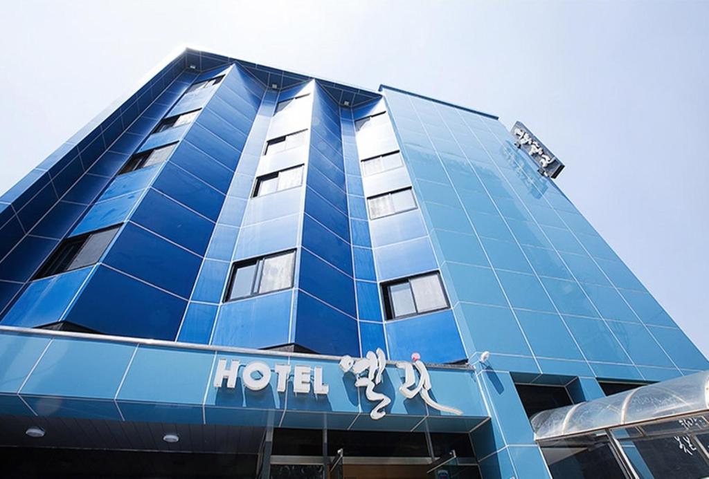 um edifício de hotel com um mural ao lado em Elin Hotel em Jeju