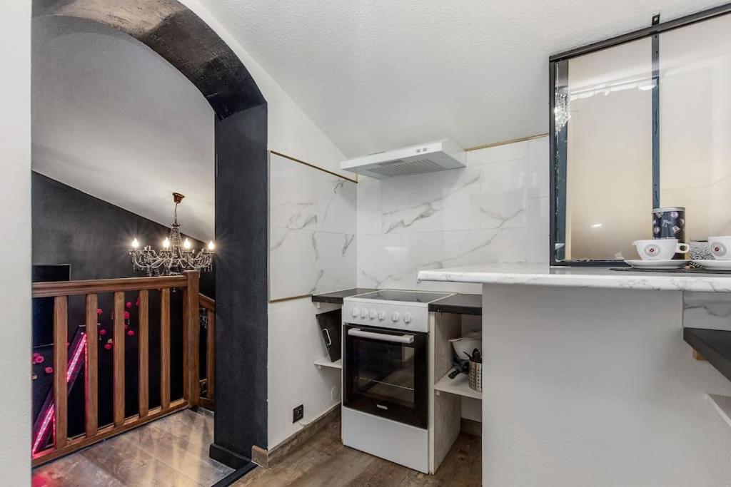 Kuchyň nebo kuchyňský kout v ubytování COCONROOM balneo-sauna La suitE