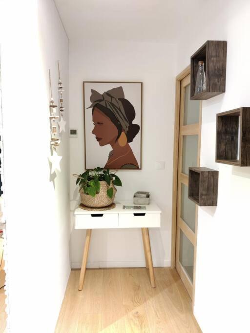 une chambre avec une table et une plante sur elle dans l'établissement Appartement 65 m² proche pistes, à Bolquère-Pyrénées 2000