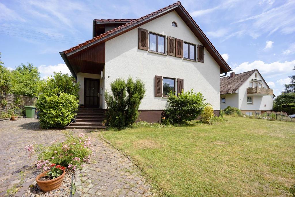 una grande casa bianca con un vialetto di mattoni di Ferienwohnung Sonnenbühl ad Aulendorf