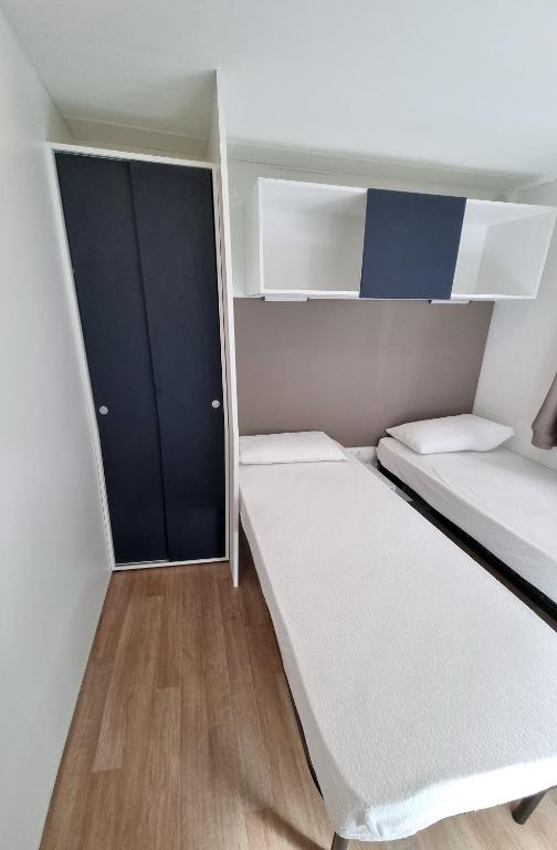 Postel nebo postele na pokoji v ubytování Camping La Rocca