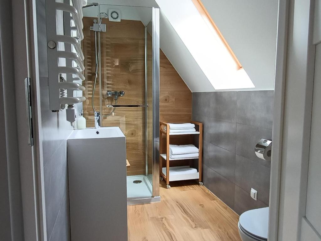 Kúpeľňa v ubytovaní TWOJA CHATA Apartamenty pod niebem zarezerwuj na podhalami pl