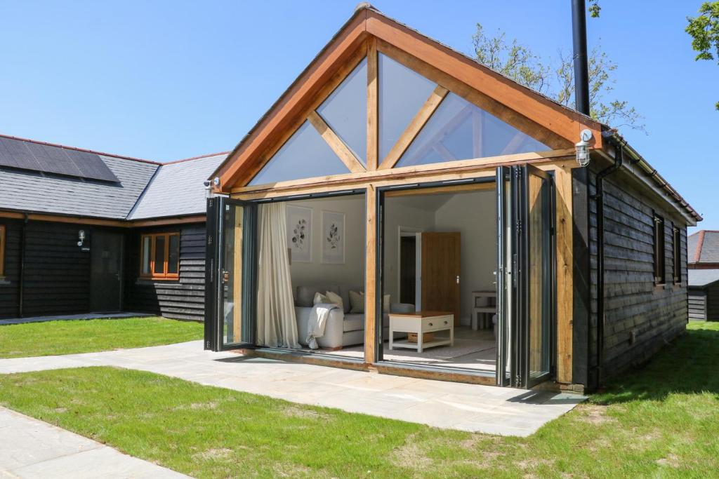 an apex conservatory with glass doors in a yard at Robins Nest in Fareham