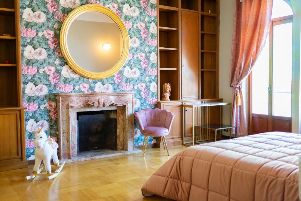 沃蓋拉的住宿－B&B LA VILLA，卧室设有壁炉和墙上的镜子