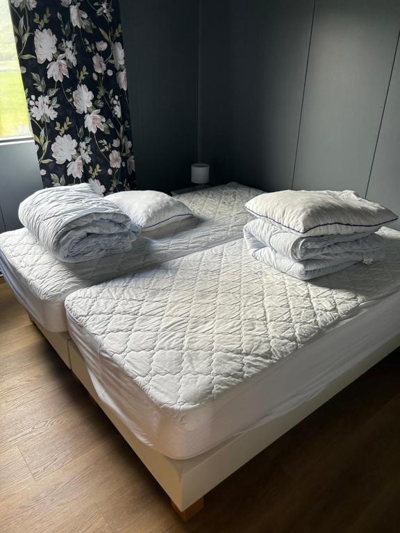 Postel nebo postele na pokoji v ubytování Bjarkarholt Guesthouse
