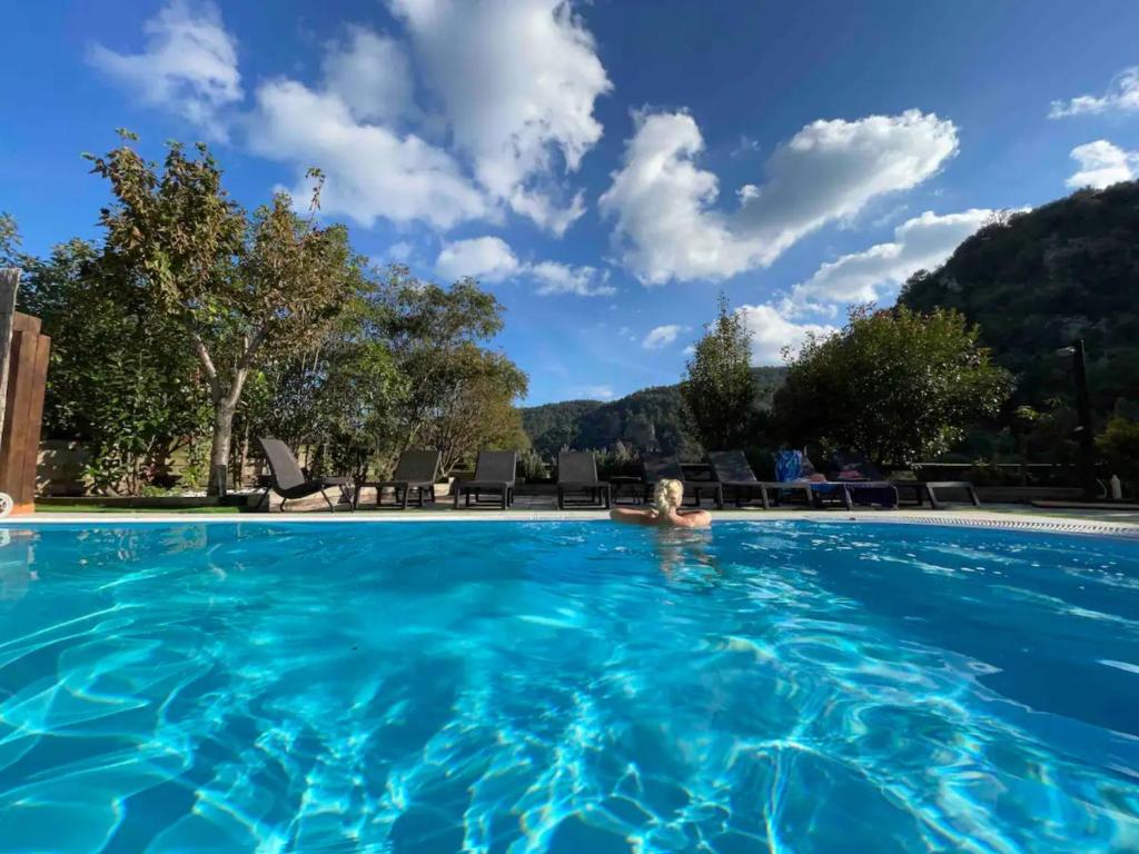 a woman in a swimming pool with a blue sky at Panoramico in Oden