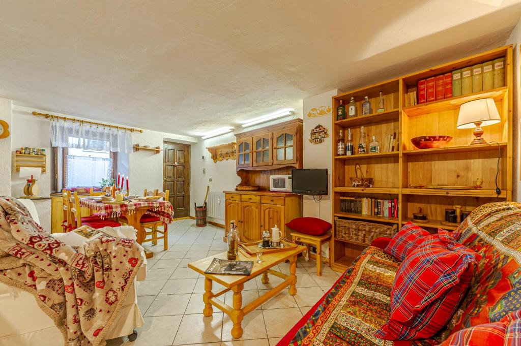 una sala de estar con un sofá y una mesa en CASA ALICE - Comfort in Ottima Posizione - LA THUILE 0076, en La Thuile