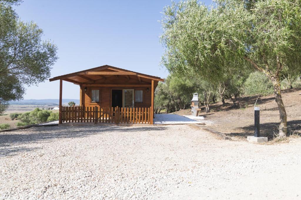 eine kleine Hütte inmitten einer unbefestigten Straße in der Unterkunft Finca Florida in Benalup Casas Viejas