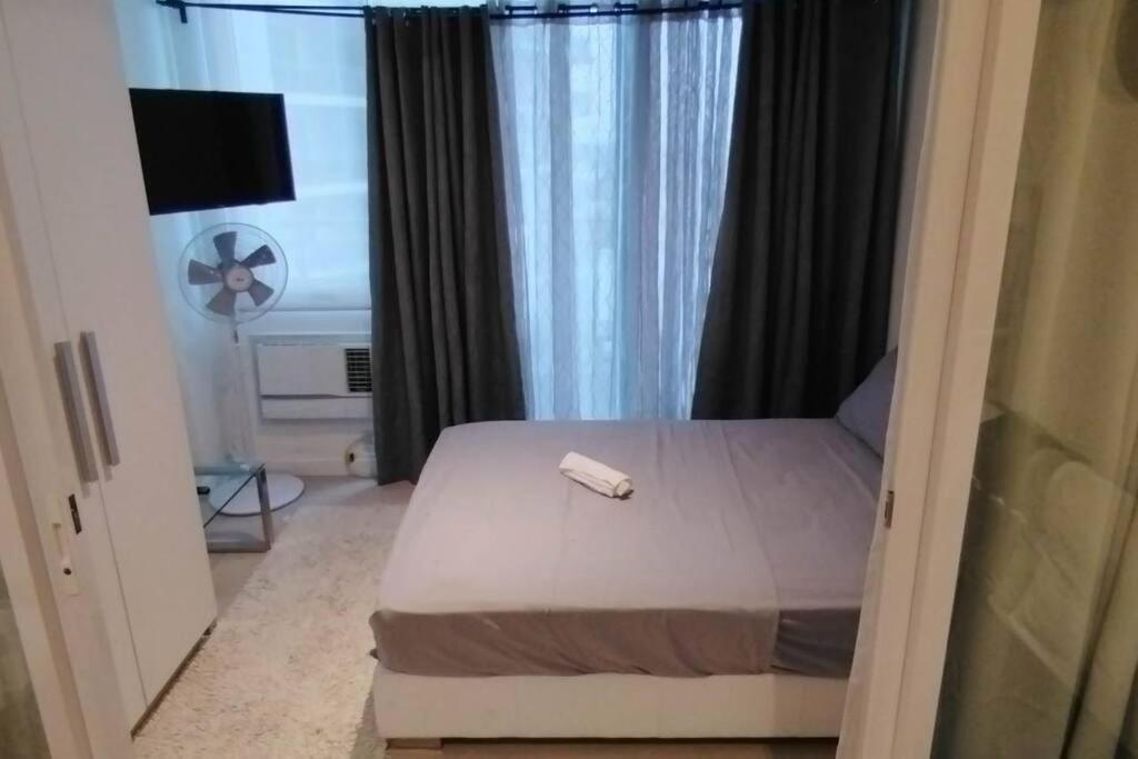 Postel nebo postele na pokoji v ubytování Sunset View 1BR @ Bahamas Tower - Azure Urban Resort Residences