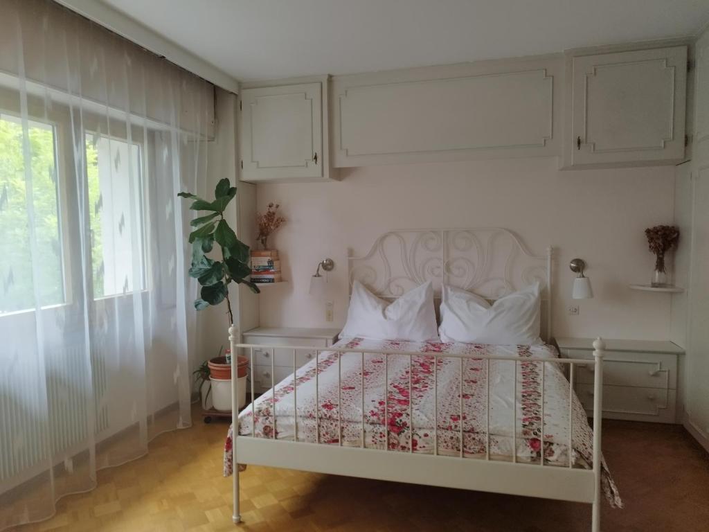 1 dormitorio con cama blanca y almohadas blancas en RIVER side - classic, en Huningue