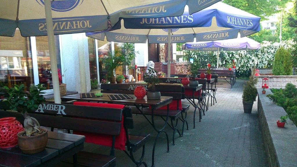 Reštaurácia alebo iné gastronomické zariadenie v ubytovaní Villa Lido