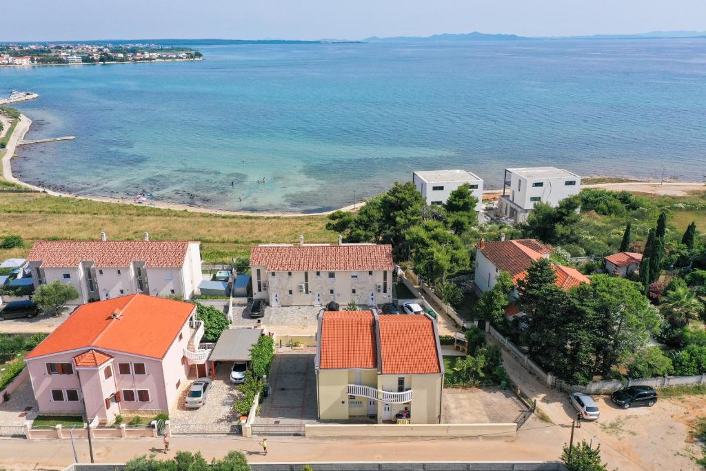 uma vista aérea de uma pequena cidade com o oceano em Apartment Mirta em Privlaka