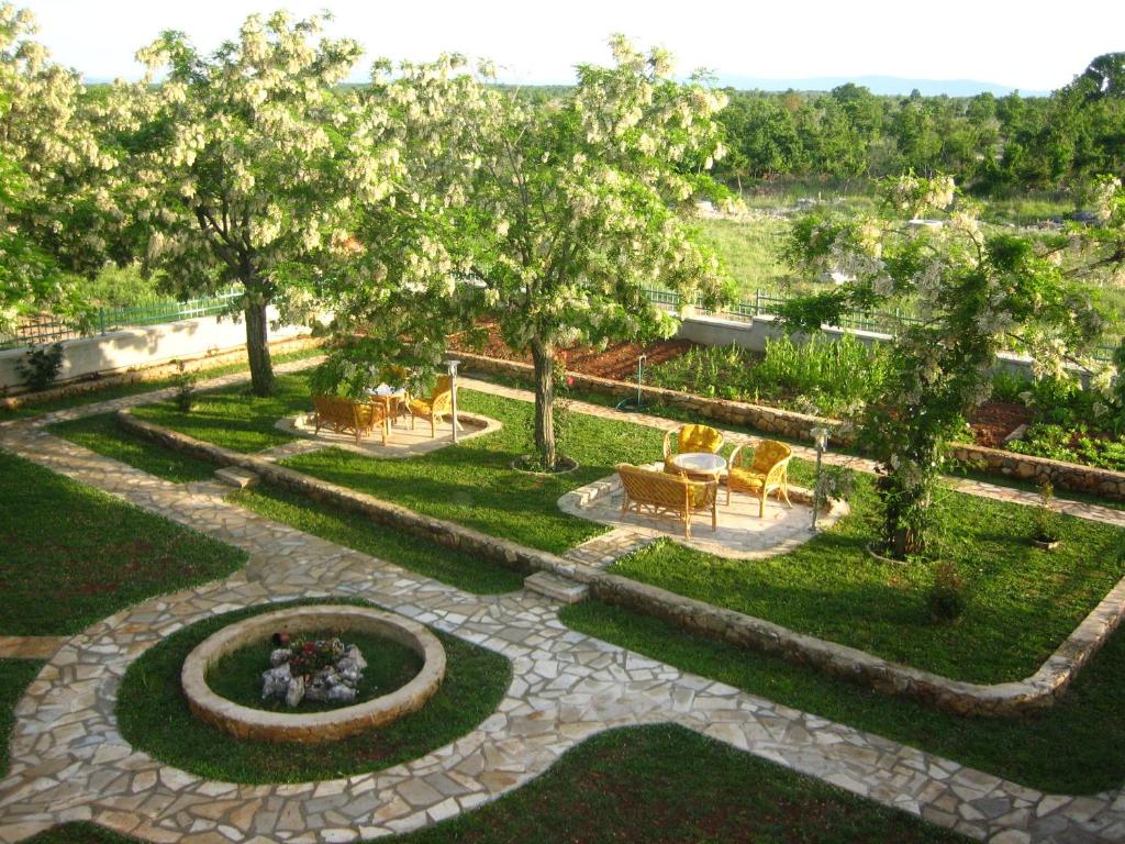 Vonkajšia záhrada v ubytovaní Agrotourism Galic Krka