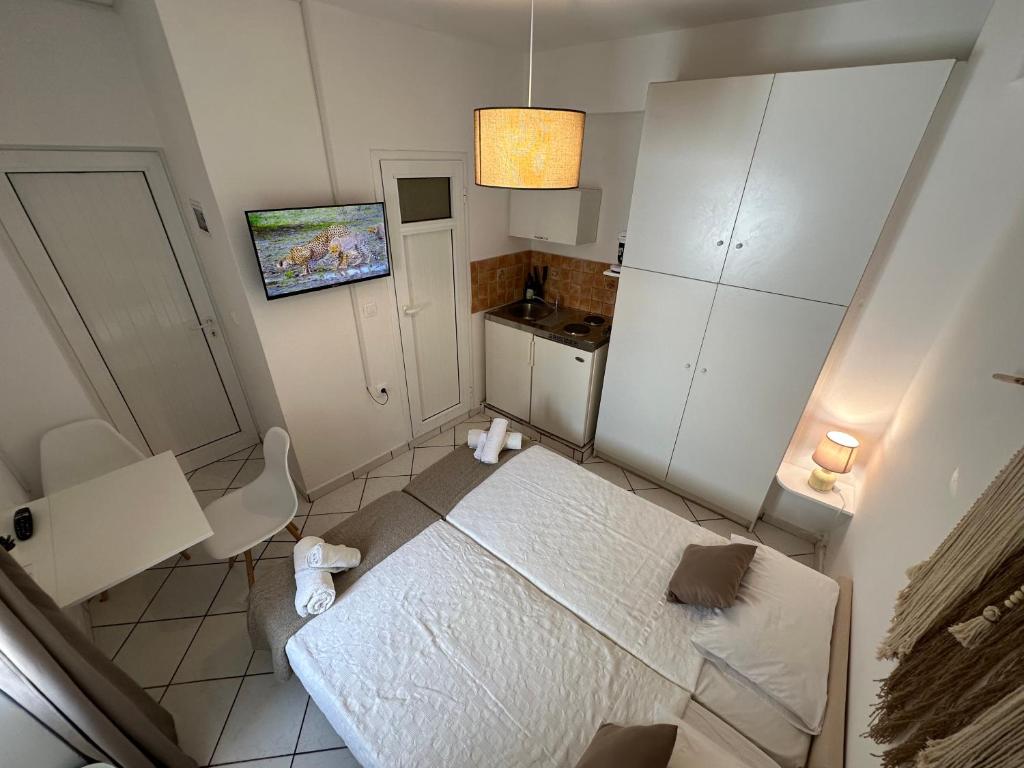 a small room with a bed and a kitchen at Valente Rooms Kythira in Kythira