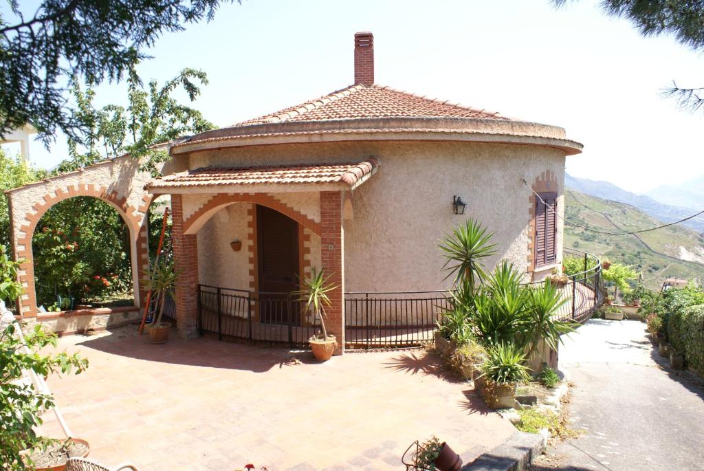 a small house with a porch and a patio at Villa Paola appartamento completo in Ciminna