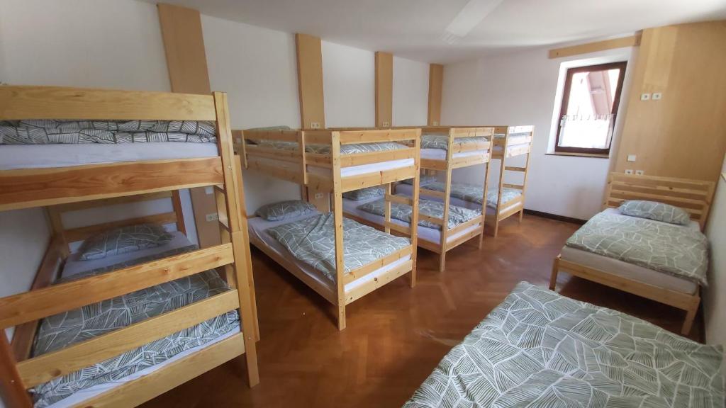 Postel nebo postele na pokoji v ubytování Hostel in picerija Špajza