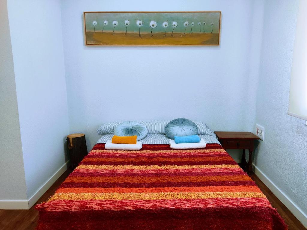 グラナダにあるDarío Granadaのベッドルーム1室(カラフルな毛布付きのベッド1台付)