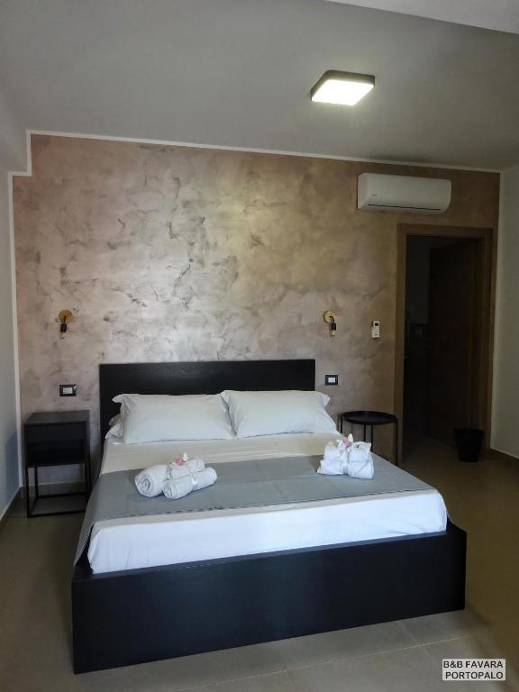 Postel nebo postele na pokoji v ubytování FAVARA Rooms