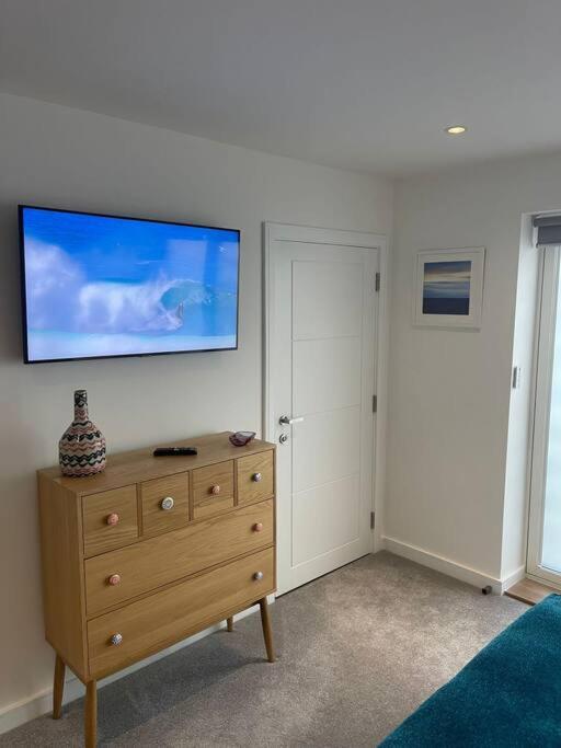 TV a/nebo společenská místnost v ubytování 3 Bedroom Holiday Home by beach in Newquay