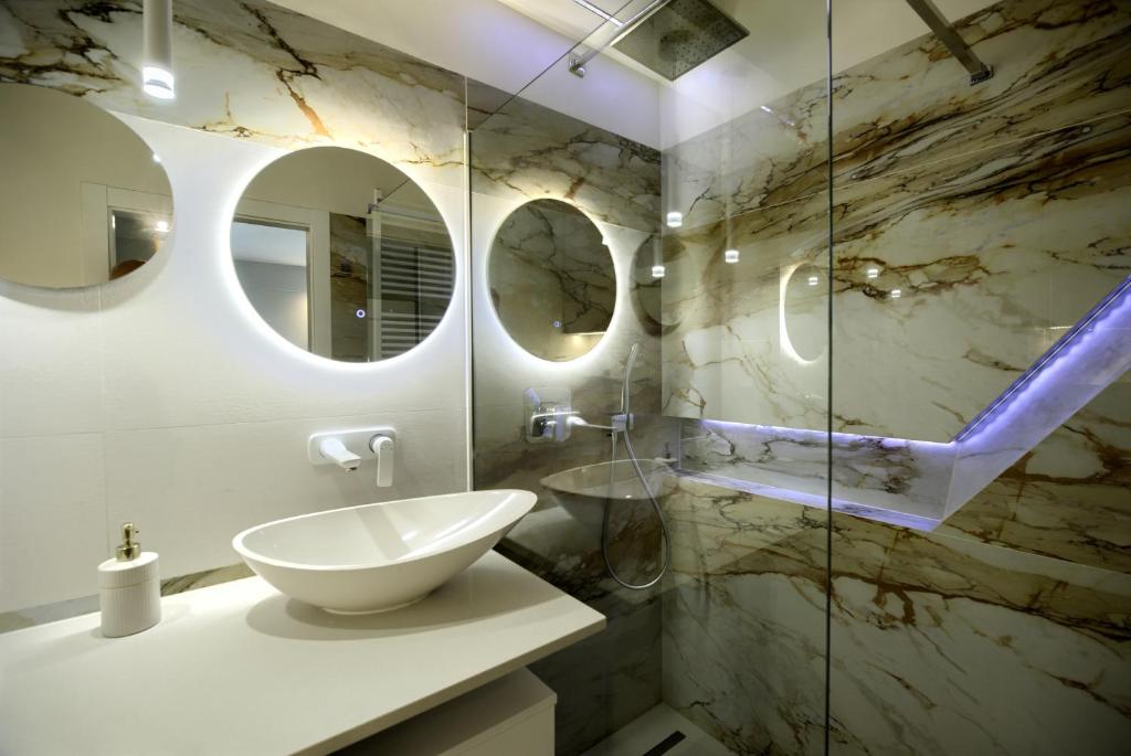 AboutArtApartments - Twin Towers - 9