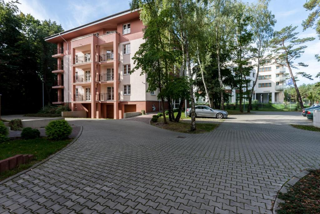 a brick driveway in front of a building at Apartamenty Villa Park by Renters in Świnoujście