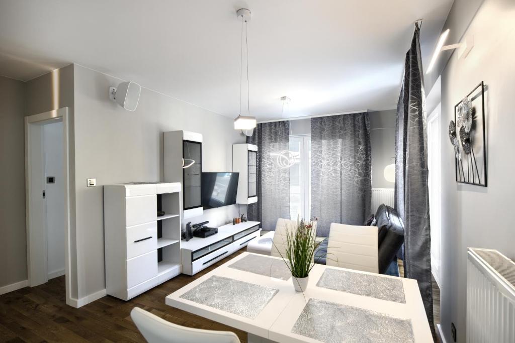 AboutArtApartments - Twin Towers - 2