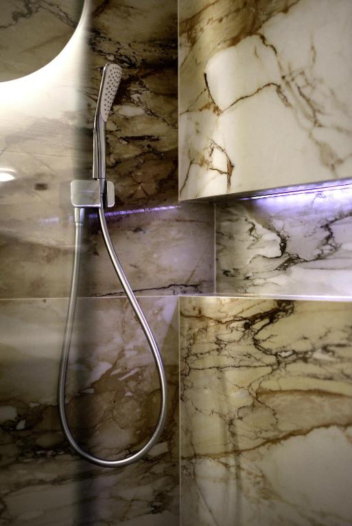 AboutArtApartments - Twin Towers - 11