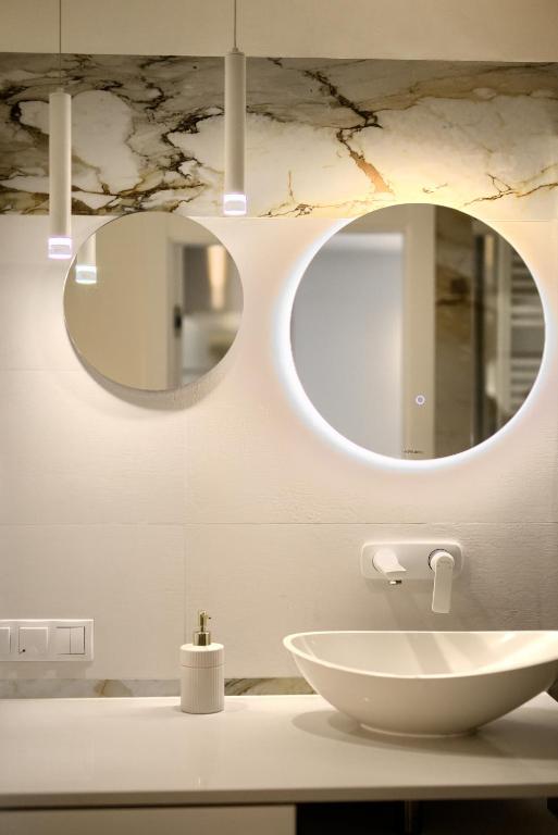 AboutArtApartments - Twin Towers - 10