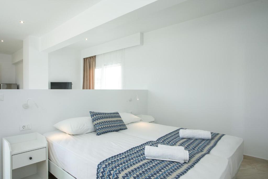 Łóżko lub łóżka w pokoju w obiekcie VOULA APARTMENTS