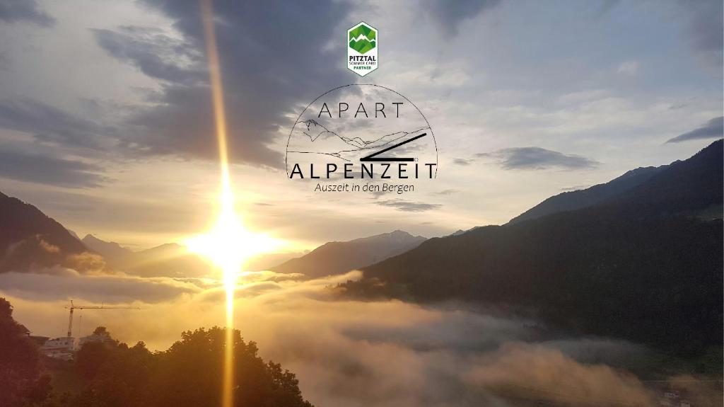 Una imagen del sol saliendo sobre un valle con el cielo en Apart Alpenzeit, en Arzl im Pitztal