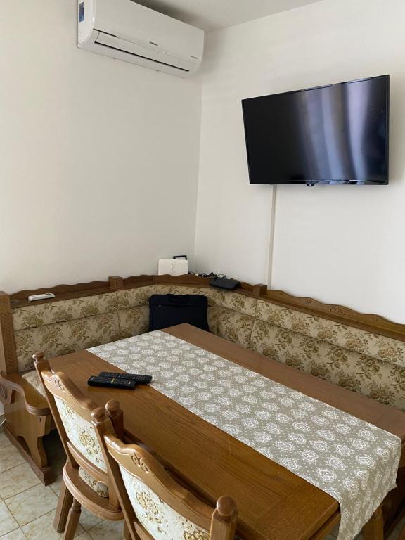 una sala da pranzo con tavolo e TV a schermo piatto di Renome a Sveti Filip i Jakov (Santi Filippo e Giacomo)