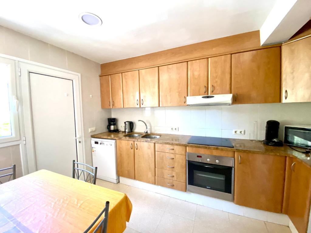 A kitchen or kitchenette at La Casita